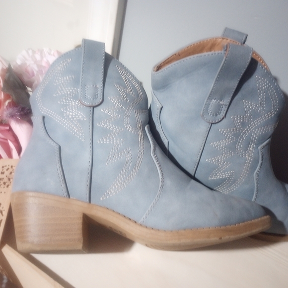 Stylish Gray Ankle Boots for Women - Picture 3 of 7